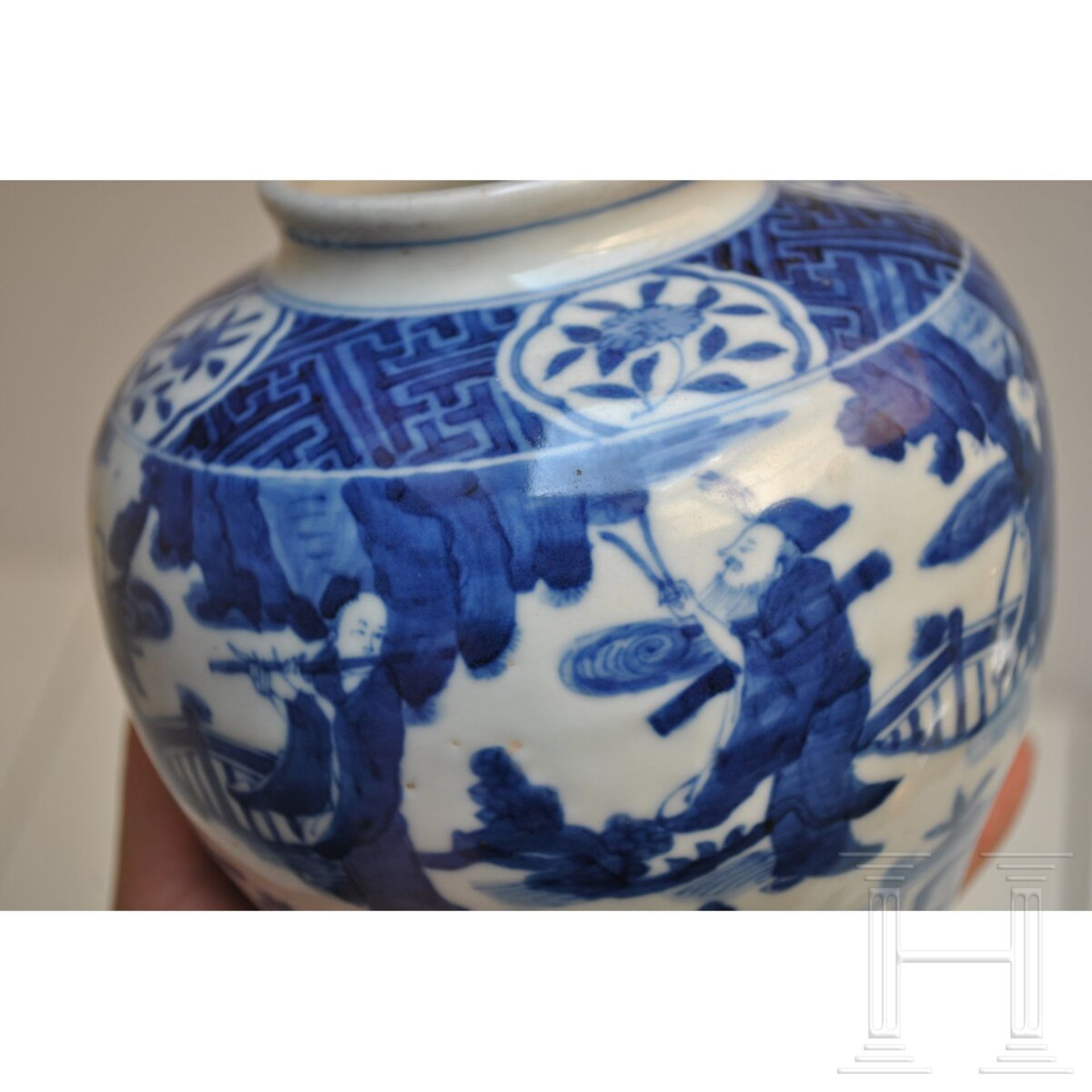 Blau-weiße Vase mit figürlicher Szene mit Wanli-Sechszeichenmarke, China, wahrscheinlich aus dieser - Image 17 of 18