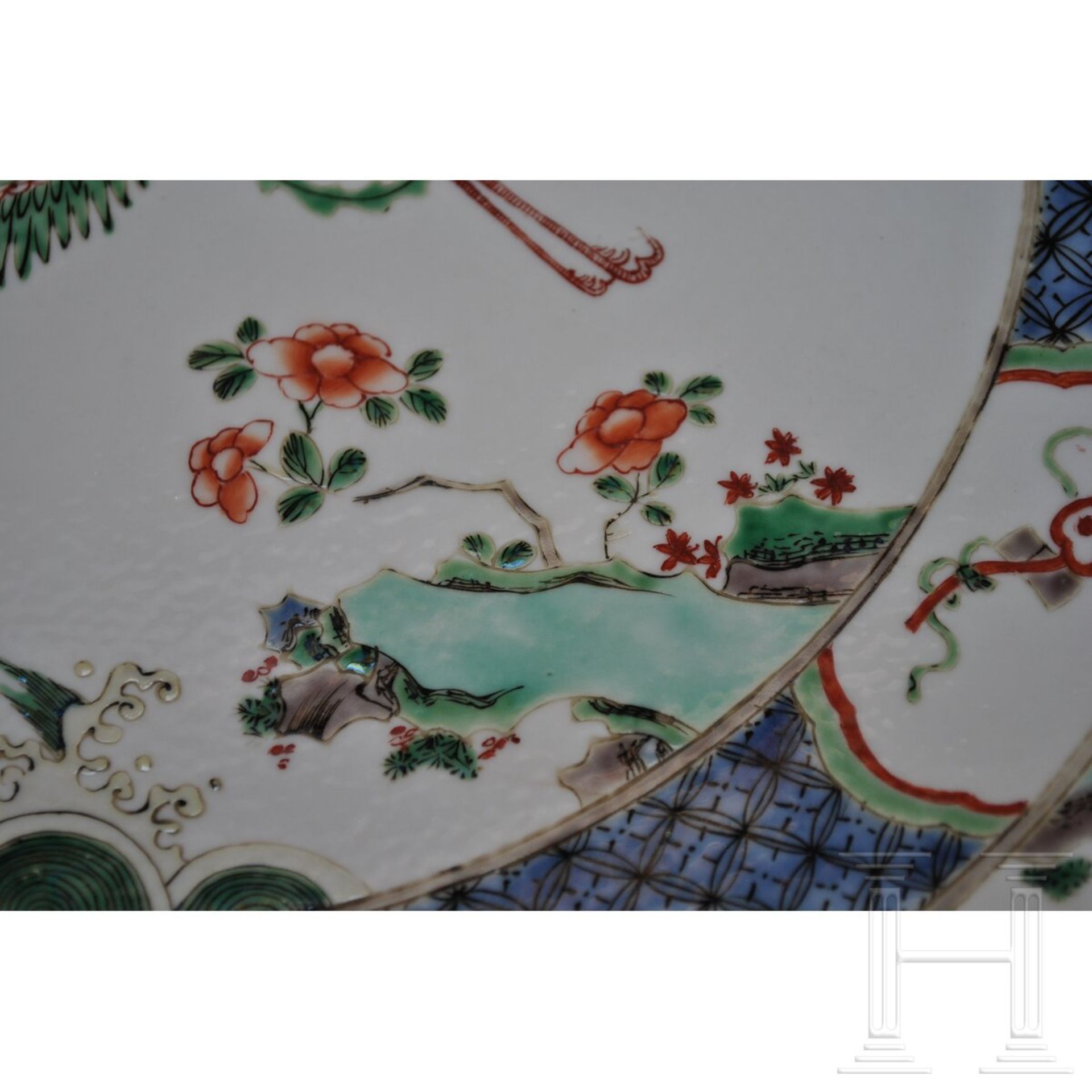 Zwei große Famille-verte-Teller mit figürlichem Dekor, China, wohl Kangxi-Periode (18. Jhdt.) - Image 20 of 40
