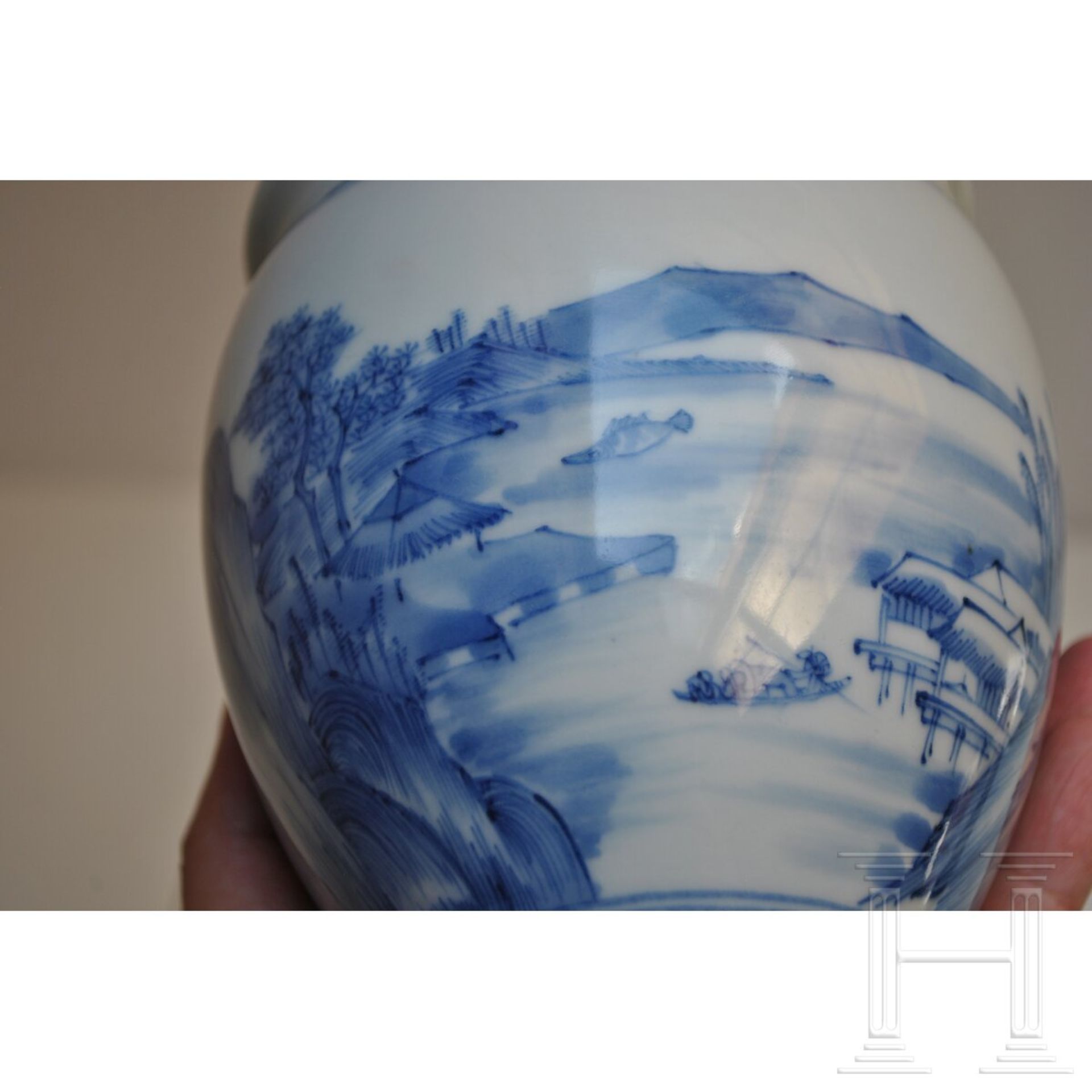 Blau-weiße Vase mit Seenlandschaft, China, wohl Kangxi-Periode (18. Jhdt.) - Bild 9 aus 15
