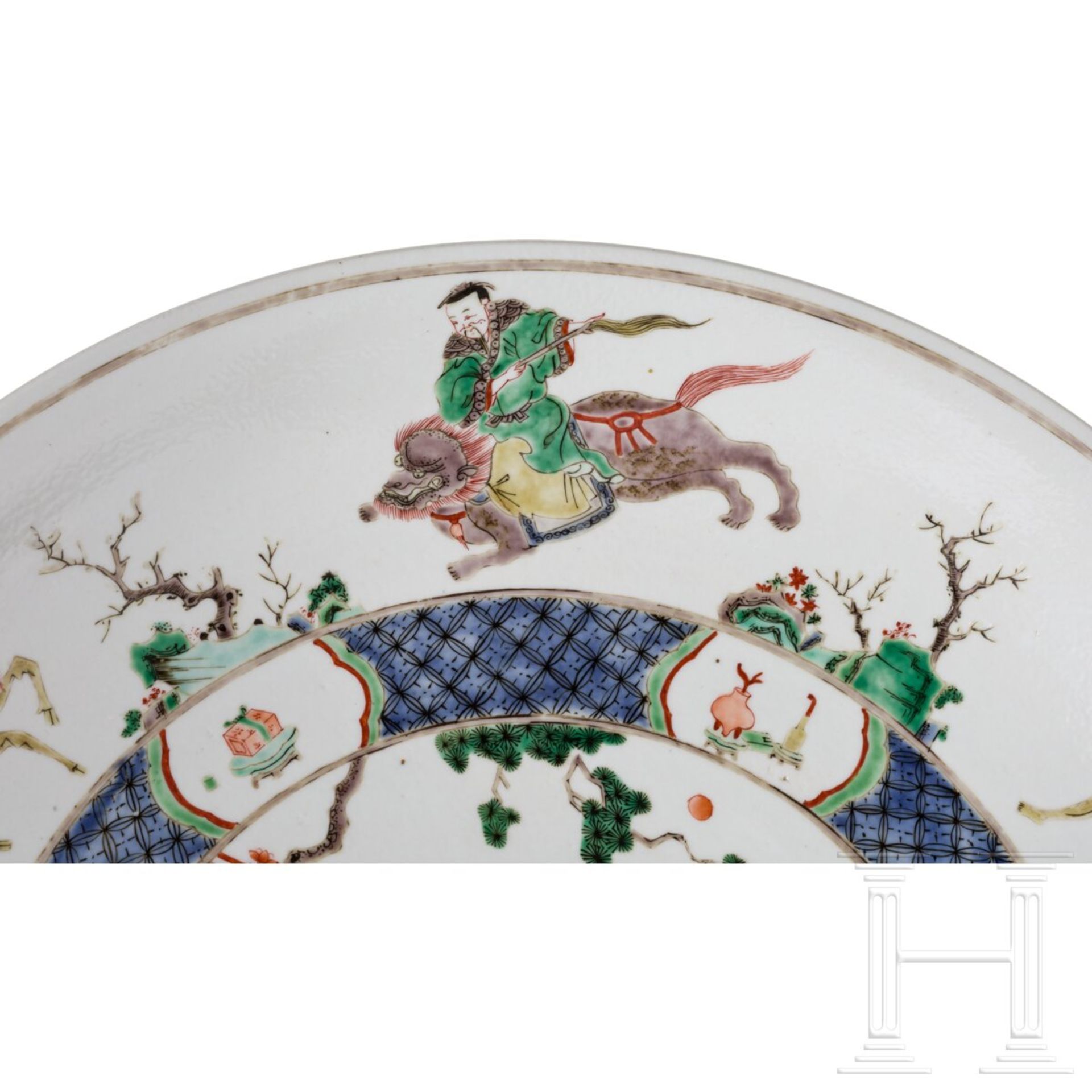 Zwei große Famille-verte-Teller mit figürlichem Dekor, China, wohl Kangxi-Periode (18. Jhdt.) - Image 6 of 40