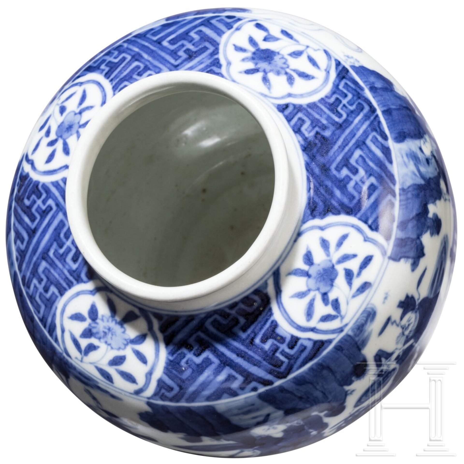 Blau-weiße Vase mit figürlicher Szene mit Wanli-Sechszeichenmarke, China, wahrscheinlich aus dieser - Image 5 of 18