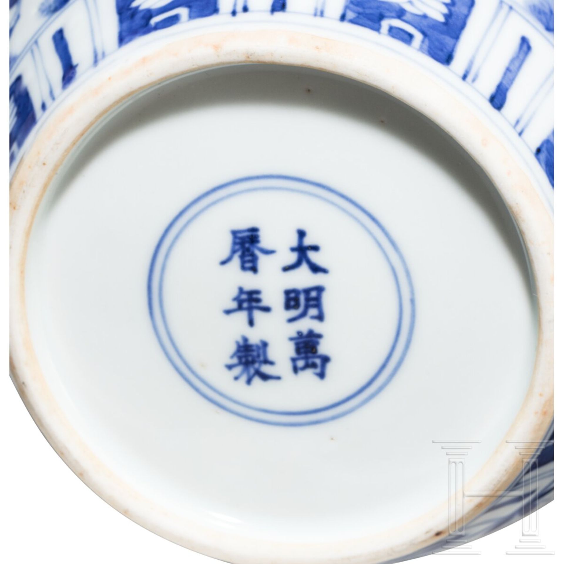 Blau-weiße Vase mit figürlicher Szene mit Wanli-Sechszeichenmarke, China, wahrscheinlich aus dieser - Image 4 of 18