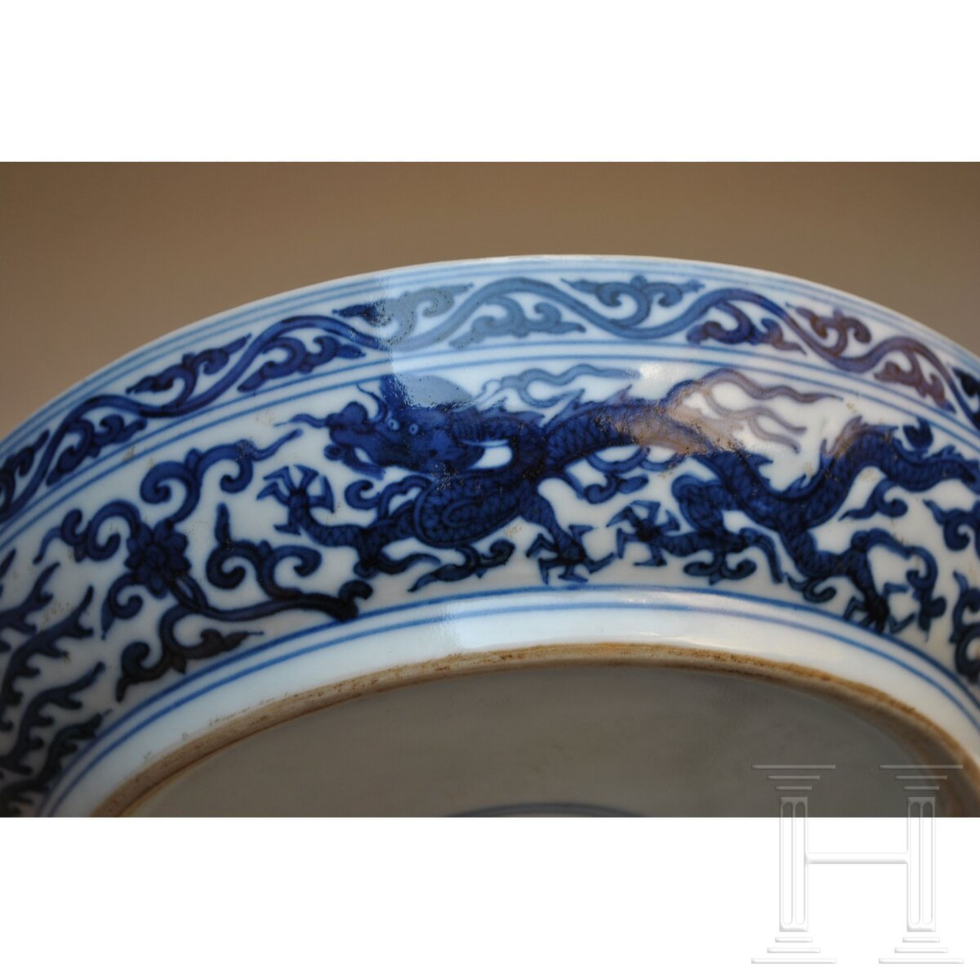 Große blaue-weiße Deckeldose mit Drache und Wanli-Sechszeichenmarke, China, 18./19. Jhdt. - Image 12 of 17