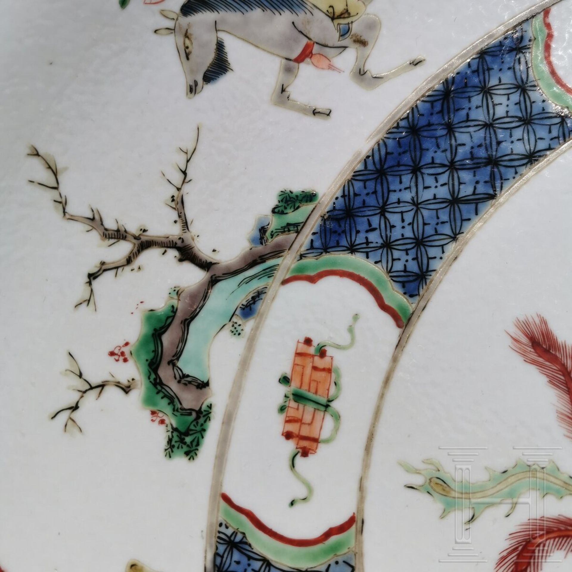 Zwei große Famille-verte-Teller mit figürlichem Dekor, China, wohl Kangxi-Periode (18. Jhdt.) - Image 38 of 40