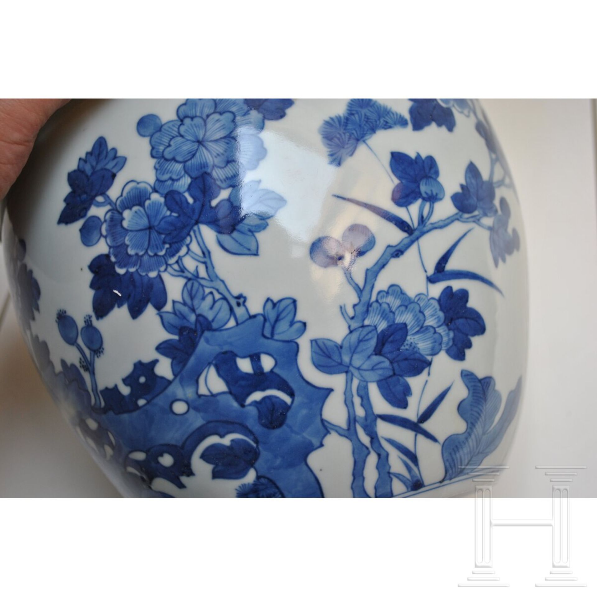 Große blau-weiße Jardiniere mit Blumendekor, China, wohl Kangxi-Periode - Image 10 of 14