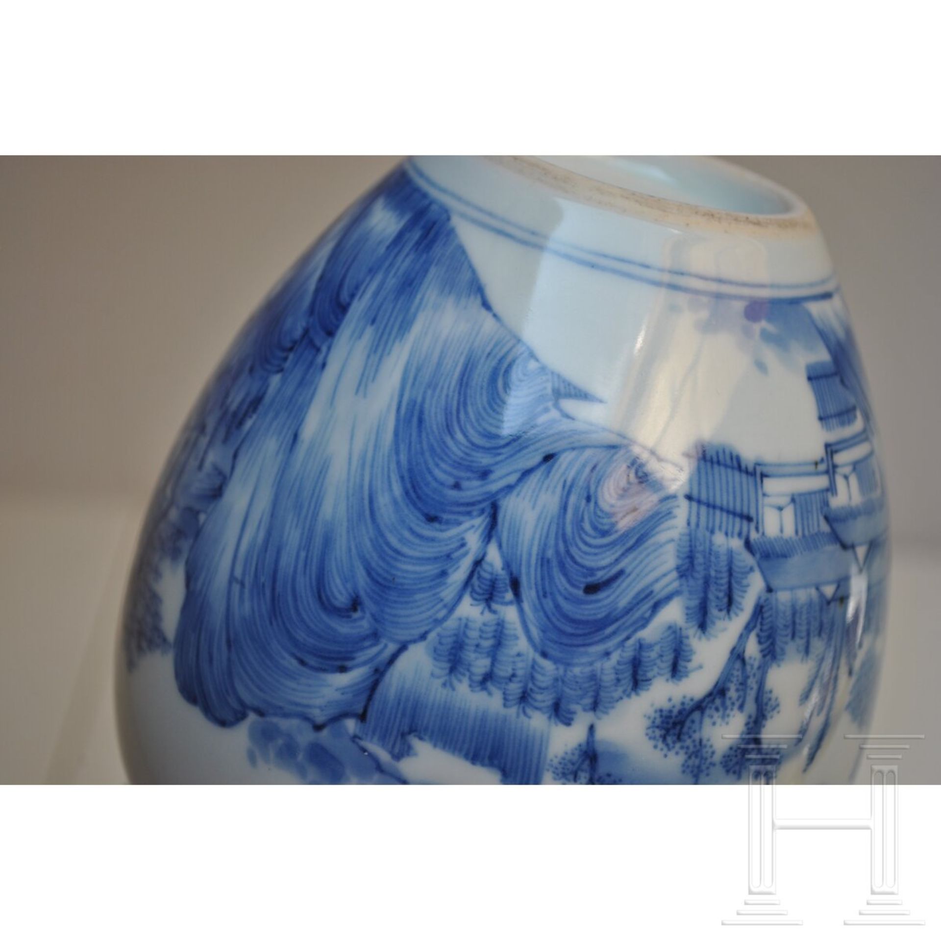 Blau-weiße Vase mit Seenlandschaft, China, wohl Kangxi-Periode (18. Jhdt.) - Bild 13 aus 15