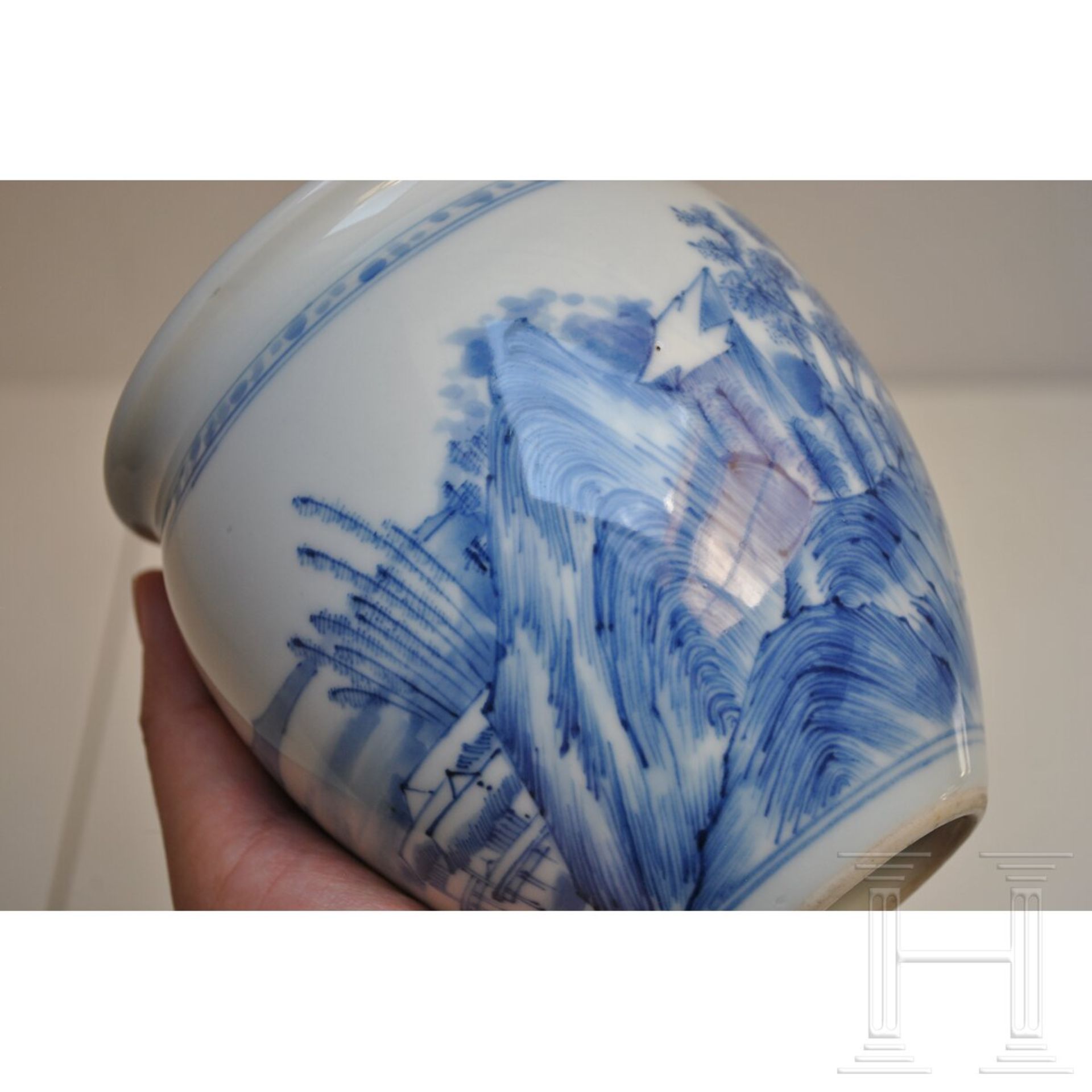 Blau-weiße Vase mit Seenlandschaft, China, wohl Kangxi-Periode (18. Jhdt.) - Bild 6 aus 15