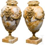 Zwei Marmorvasen mit feuervergoldeter Bronzemontierung (Ormolu)