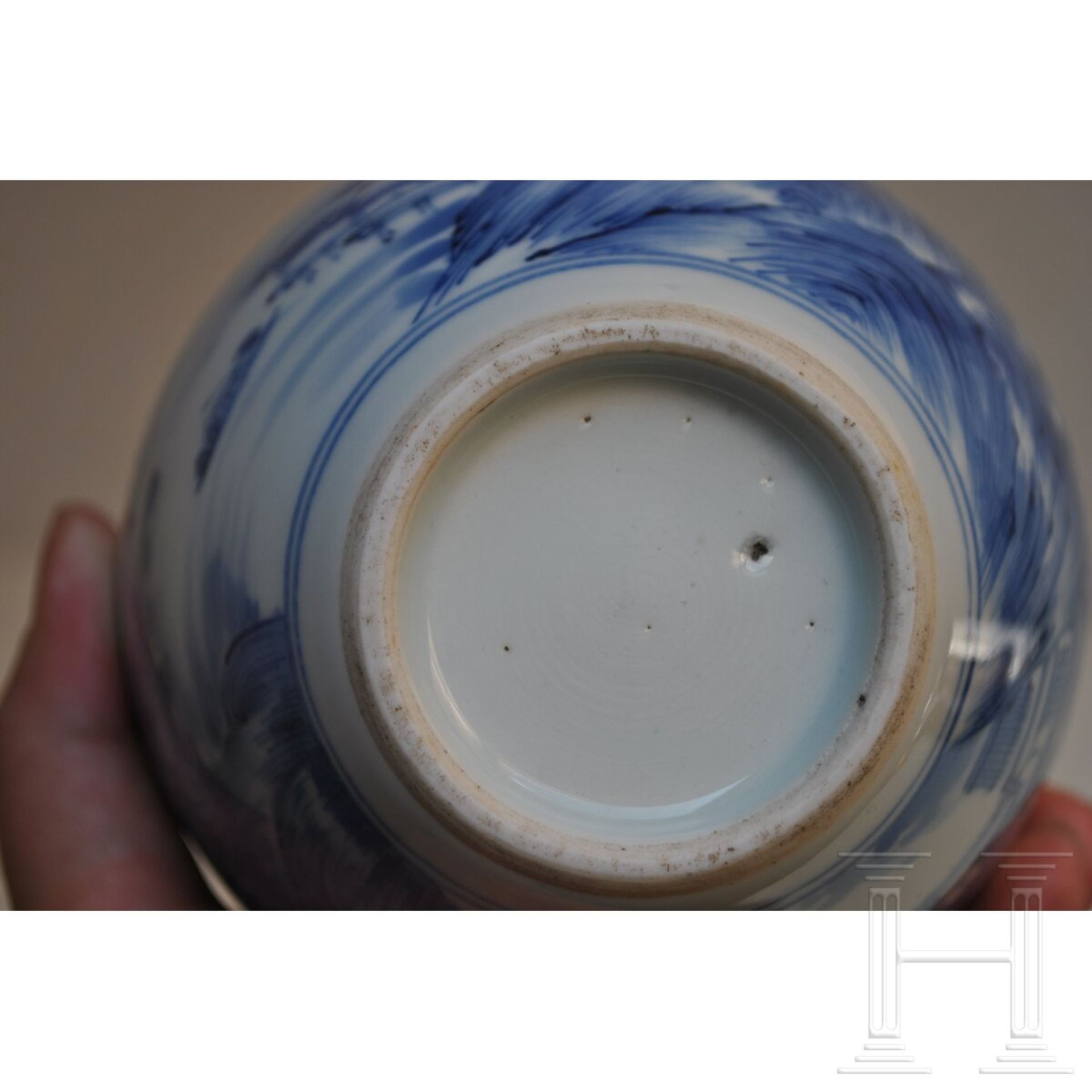 Blau-weiße Vase mit Seenlandschaft, China, wohl Kangxi-Periode (18. Jhdt.) - Bild 12 aus 15