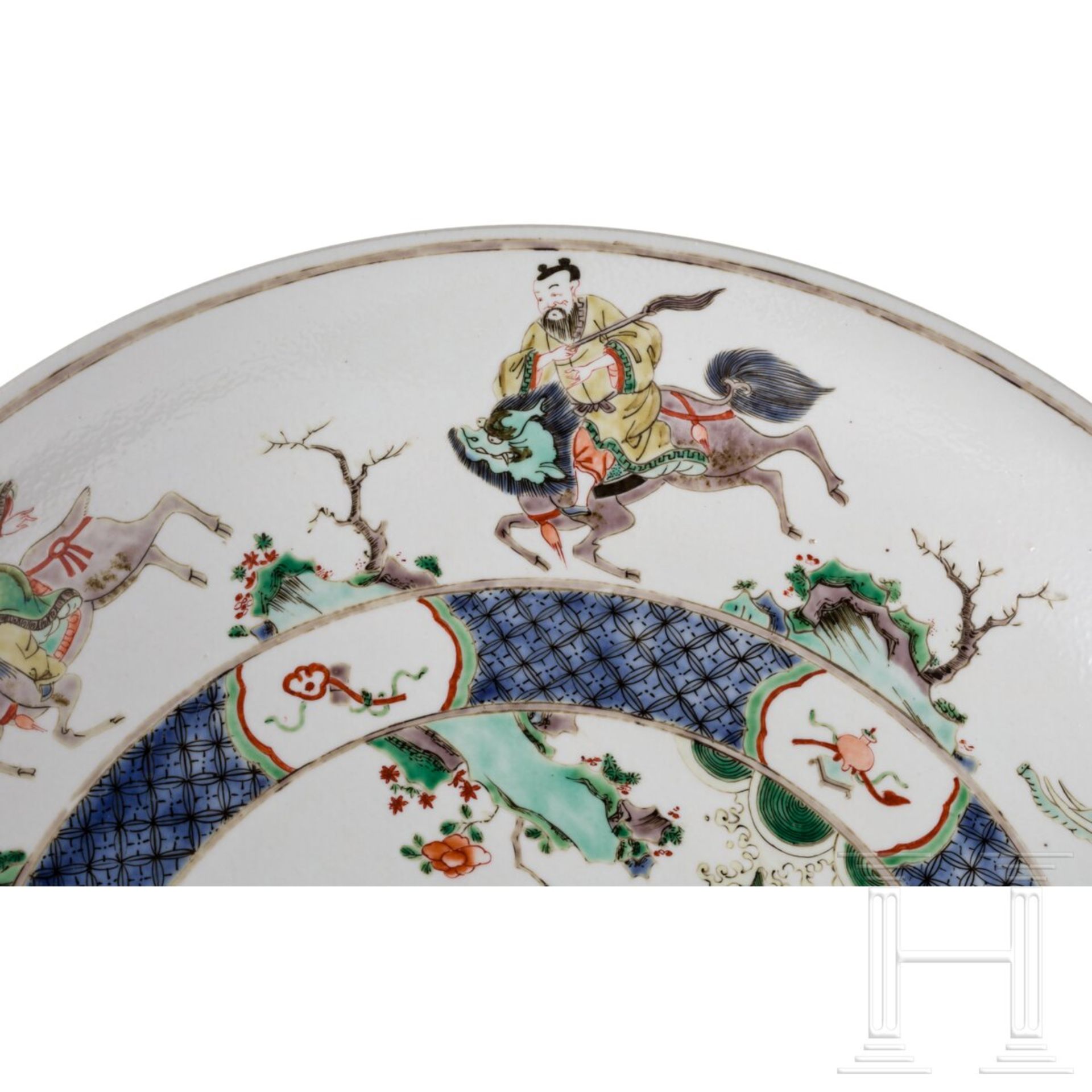 Zwei große Famille-verte-Teller mit figürlichem Dekor, China, wohl Kangxi-Periode (18. Jhdt.) - Image 7 of 40