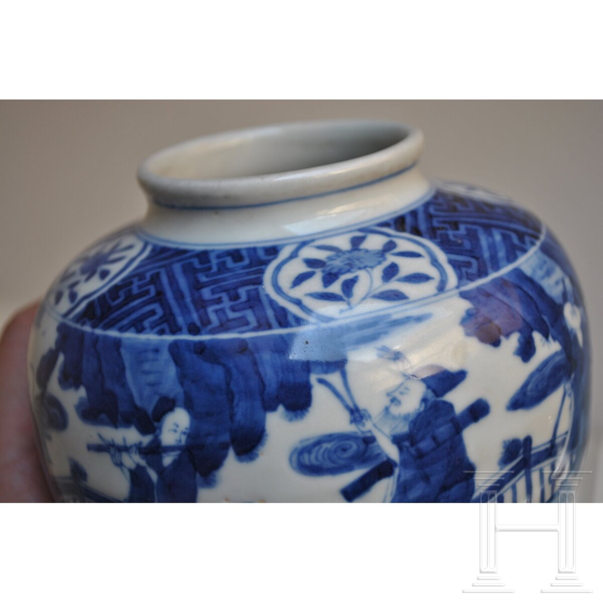 Blau-weiße Vase mit figürlicher Szene mit Wanli-Sechszeichenmarke, China, wahrscheinlich aus dieser - Image 8 of 18