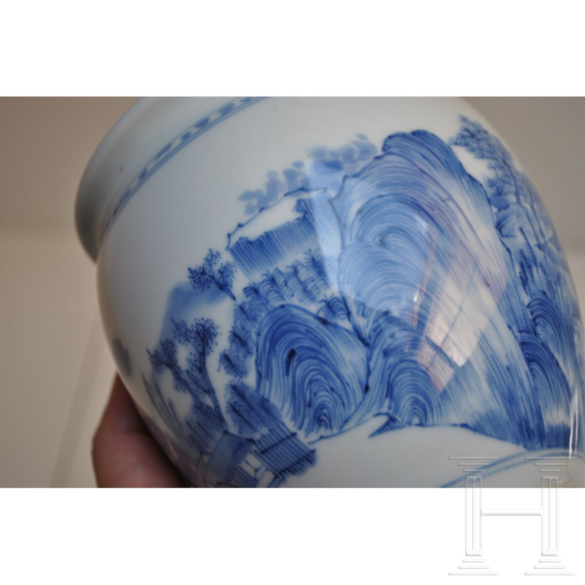 Blau-weiße Vase mit Seenlandschaft, China, wohl Kangxi-Periode (18. Jhdt.) - Bild 8 aus 15
