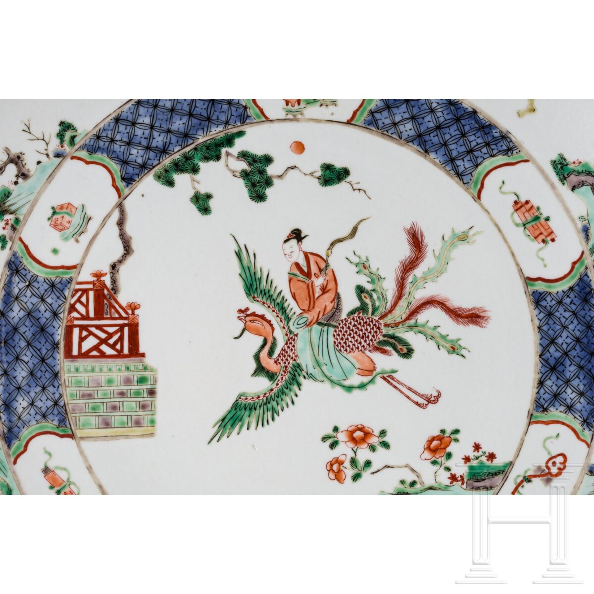 Zwei große Famille-verte-Teller mit figürlichem Dekor, China, wohl Kangxi-Periode (18. Jhdt.) - Image 4 of 40
