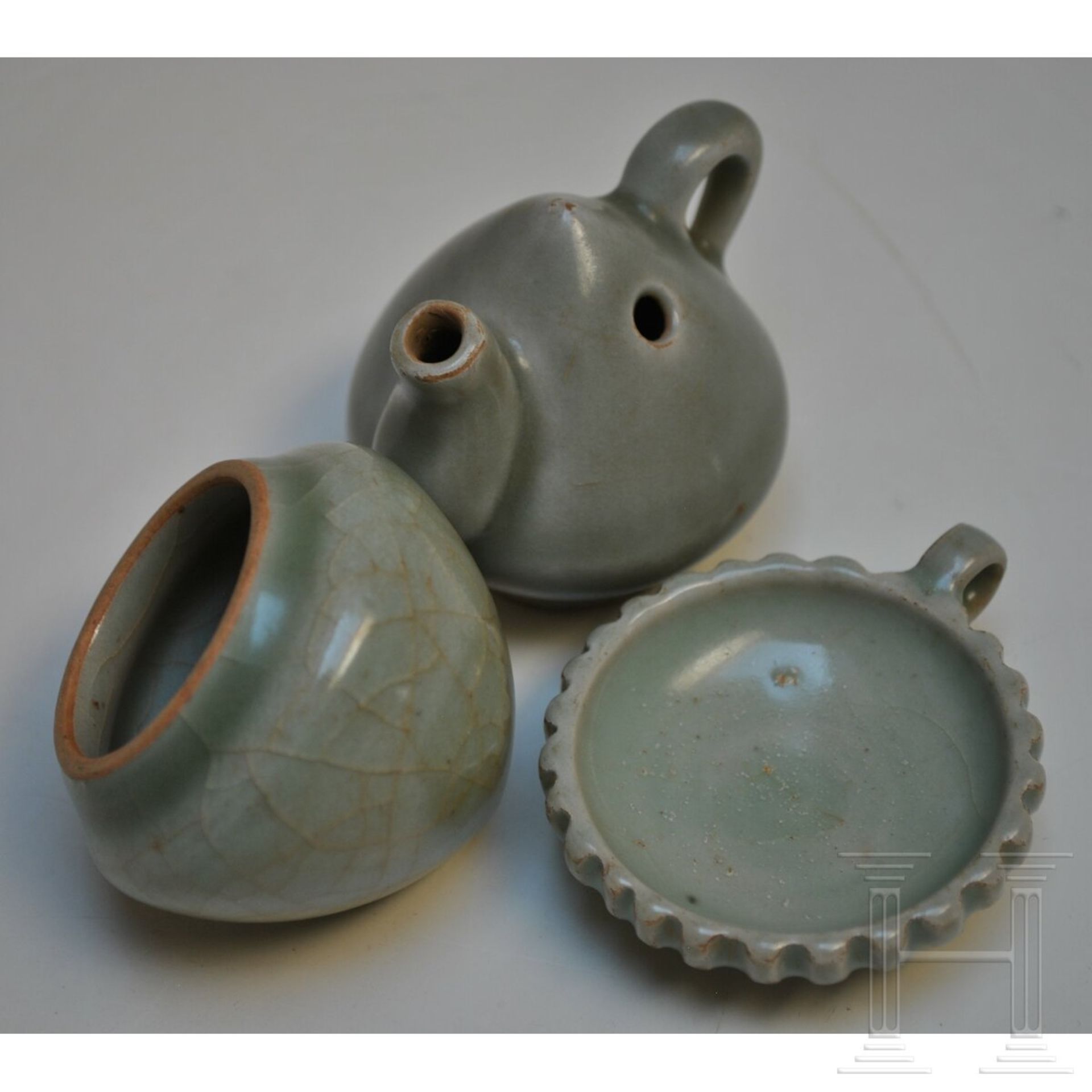 Zwei Longquan-Miniaturtassen sowie Teekanne, China, wahrscheinlich Ming-Dynastie - Image 6 of 16