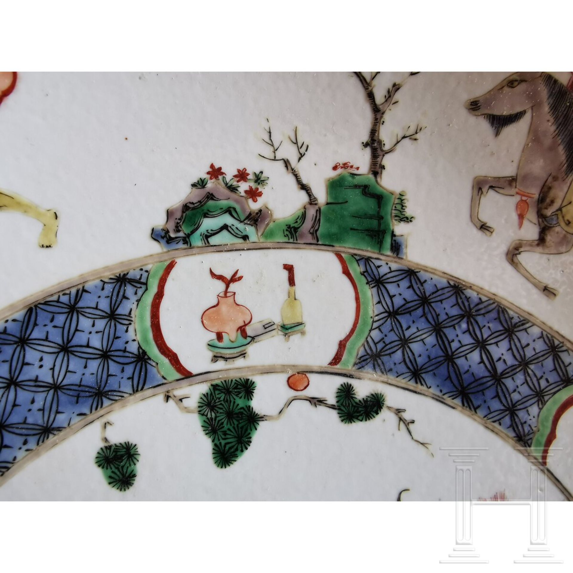 Zwei große Famille-verte-Teller mit figürlichem Dekor, China, wohl Kangxi-Periode (18. Jhdt.) - Image 37 of 40