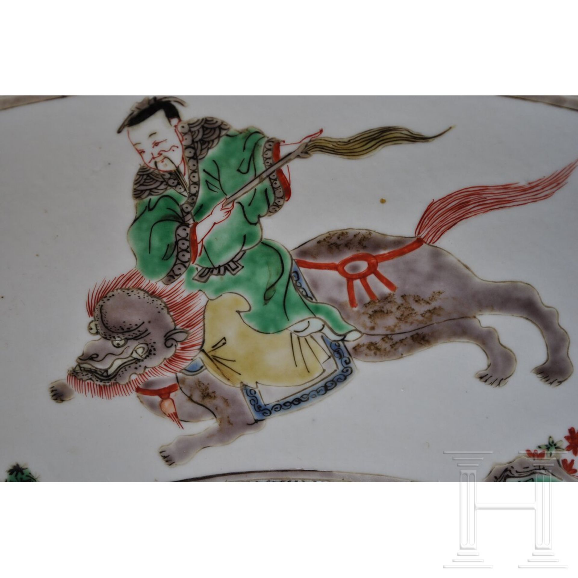 Zwei große Famille-verte-Teller mit figürlichem Dekor, China, wohl Kangxi-Periode (18. Jhdt.) - Image 22 of 40