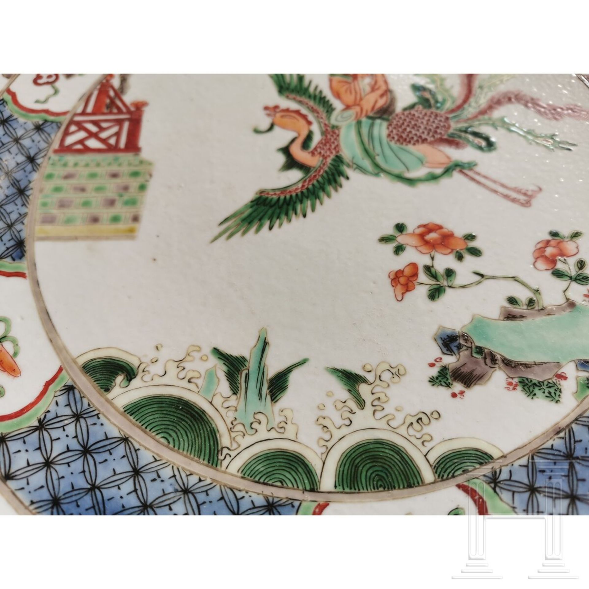Zwei große Famille-verte-Teller mit figürlichem Dekor, China, wohl Kangxi-Periode (18. Jhdt.) - Image 29 of 40