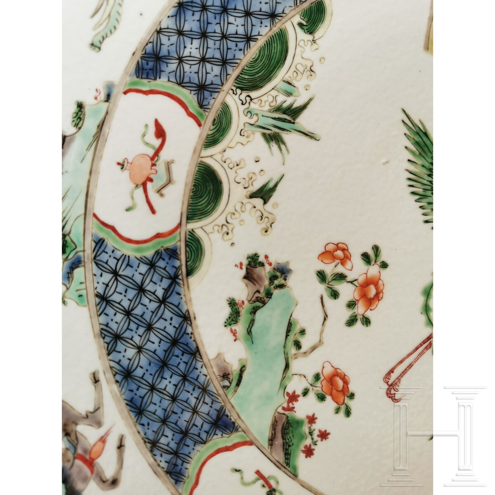 Zwei große Famille-verte-Teller mit figürlichem Dekor, China, wohl Kangxi-Periode (18. Jhdt.) - Image 36 of 40