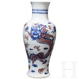 Große blau-weiße und kupferrote Drachenvase mit Chengua-Sechszeichenmarke, China, 20. Jhdt.