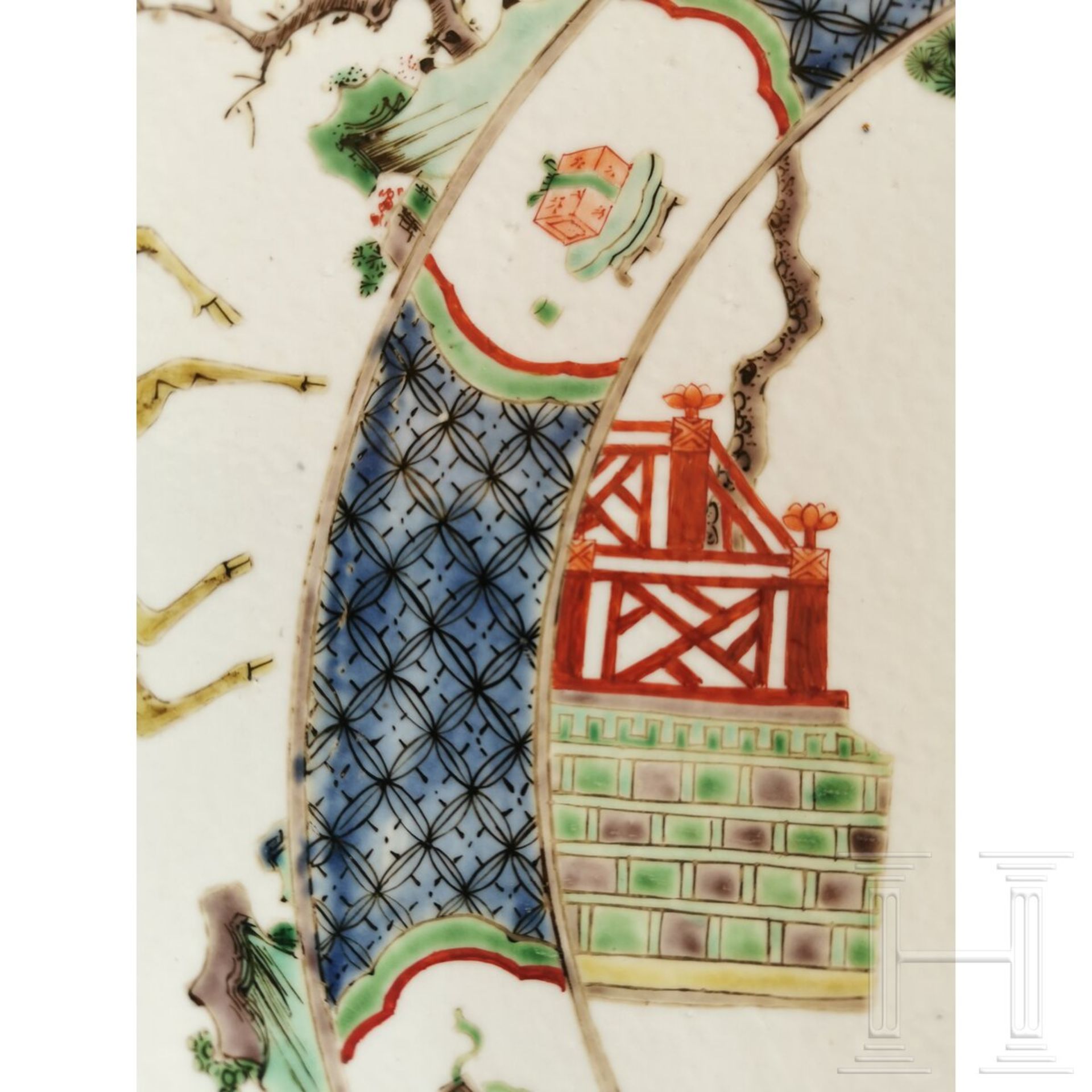 Zwei große Famille-verte-Teller mit figürlichem Dekor, China, wohl Kangxi-Periode (18. Jhdt.) - Image 35 of 40