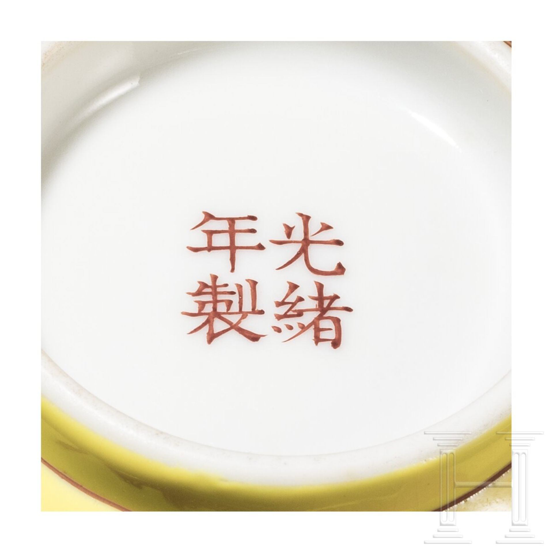 Gelb glasierte Schale mit Fledermäusen und Guangxu-Marke, China, 19./20. Jhdt. - Bild 6 aus 7