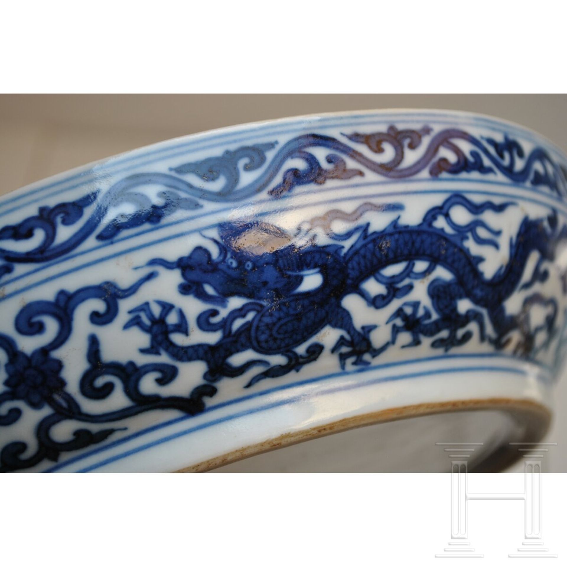 Große blaue-weiße Deckeldose mit Drache und Wanli-Sechszeichenmarke, China, 18./19. Jhdt. - Image 15 of 17