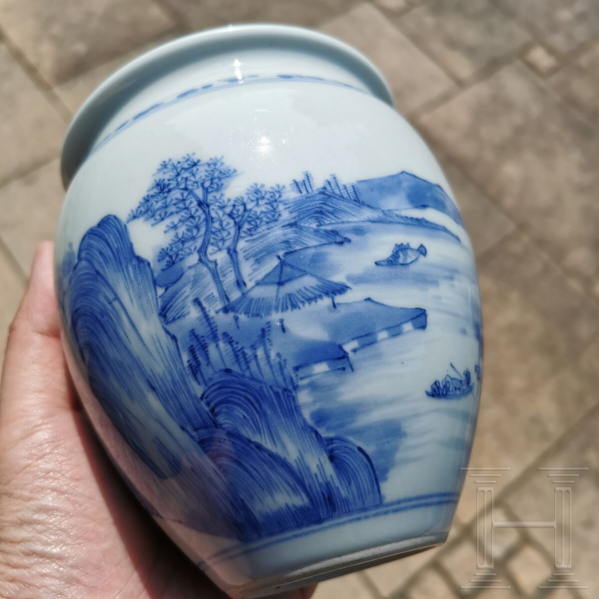 Blau-weiße Vase mit Seenlandschaft, China, wohl Kangxi-Periode (18. Jhdt.) - Bild 14 aus 15