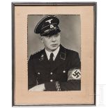 Großformatiges Portraitfoto eines SS-Mannes mit Ärmelband im Grenadier-Regiment "Brandenburg"