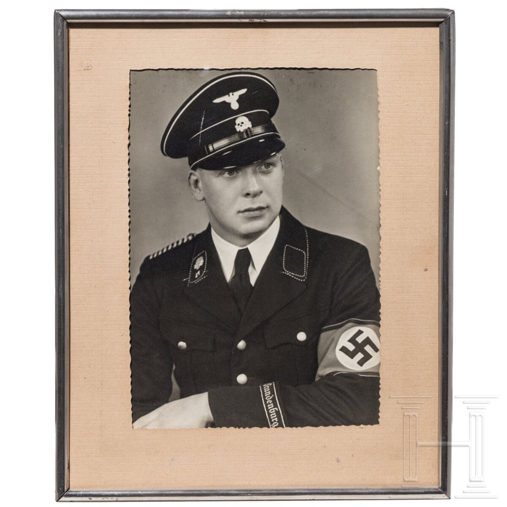 Großformatiges Portraitfoto eines SS-Mannes mit Ärmelband im Grenadier-Regiment "Brandenburg"  