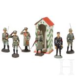 Elastolin Rudolf Hess in SS-Uniform, fünf Offiziere und Soldaten sowie Schilderhaus mit Lineol Wachp
