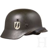 Stahlhelm M 40 der Waffen-SS mit einem Abzeichen