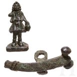 Miniaturstatuette eines Laren und Phallusamulett, römisch, 2. - 3. Jhdt. n. Chr.