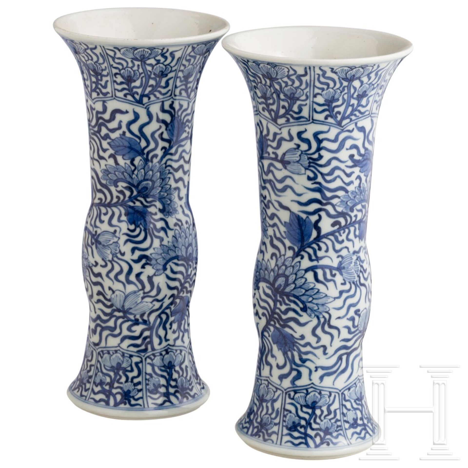 Ein Paar blau-weiße Gu-Vasen, Qing-Dynastie, 19. Jhdt. 