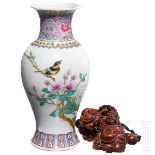 Porzellanvase und Halskette, China, 20. Jhdt.