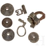 Vier Spinnwirtel aus Stein, zwei Schlüsselringe und ein Schlossmechanismus, römisch, 1. - 3. Jhdt. n