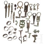 Acht Fibeln, zehn Schlüssel, sieben Ringe, vier Pinzetten und weitere Kleinobjekte, meist römisch, 2