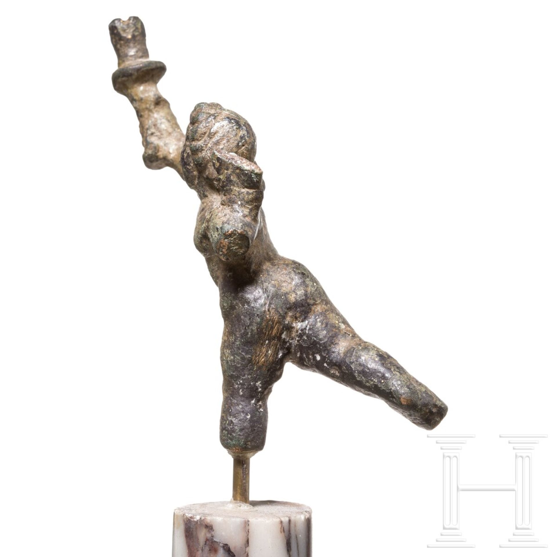 Bronzestatuette eines fackeltragenden Amor, römisch, 2. - 3. Jhdt. n. Chr. - Image 4 of 4