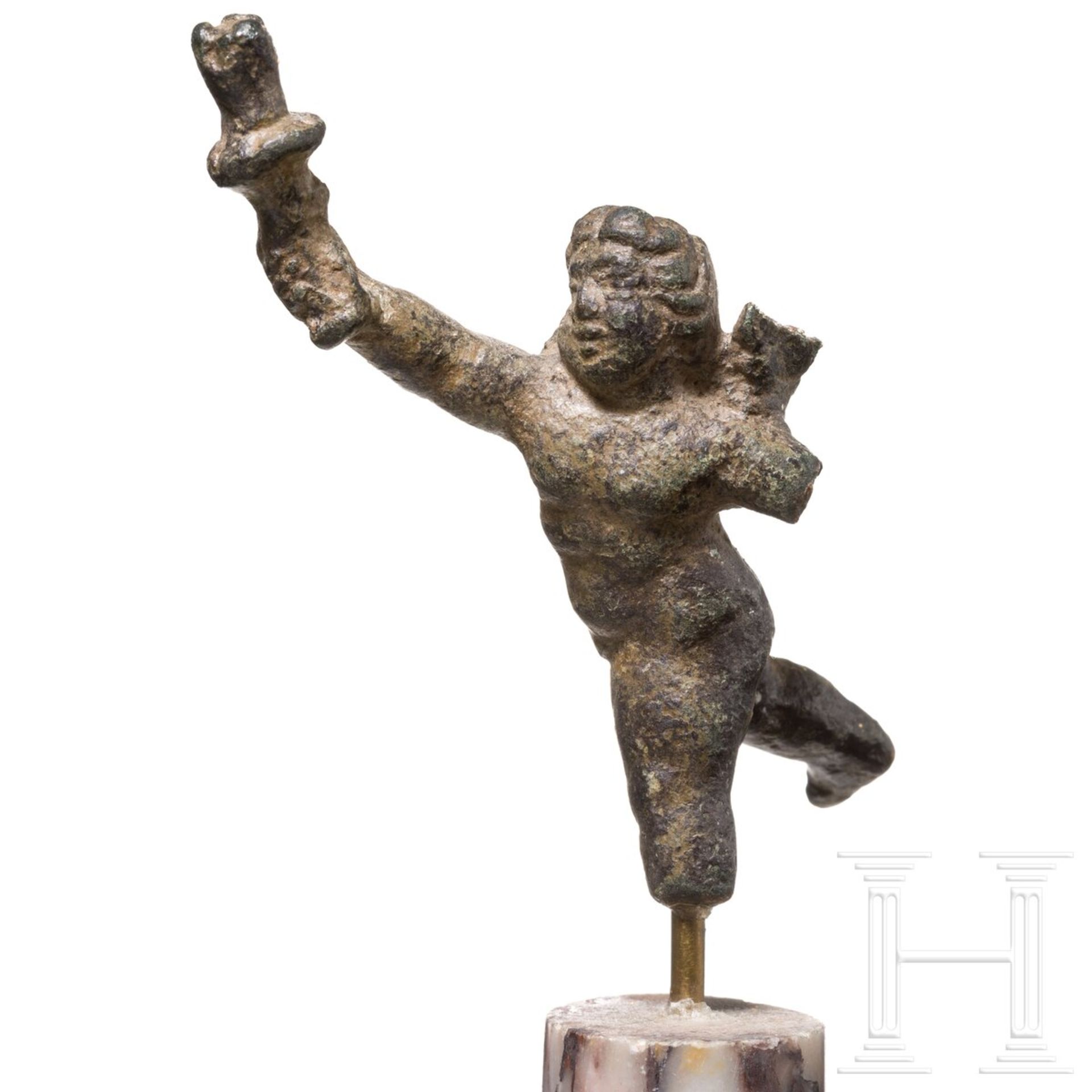 Bronzestatuette eines fackeltragenden Amor, römisch, 2. - 3. Jhdt. n. Chr. - Image 2 of 4