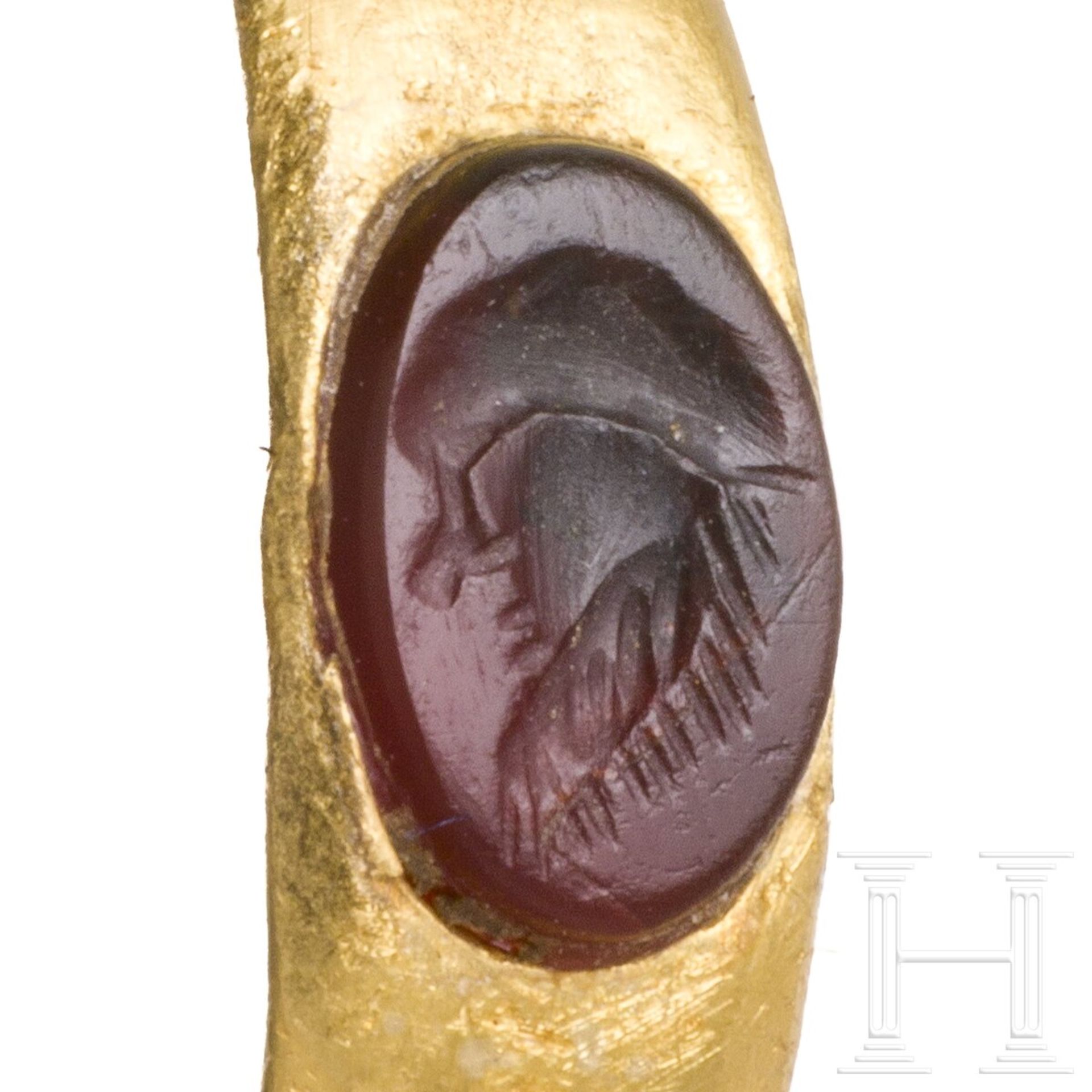 Goldring mit Gemme, darauf Kopf eines Silen, römisch, 1. - 2. Jhdt. n. Chr. - Image 4 of 4