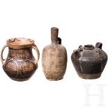Drei Keramik-Gefäße, China, Tang-Dynastie (7. - 9. Jhdt.) bzw. spätneolithische Majiayao-Kultur (300