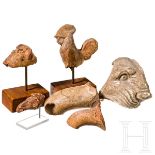 Vier Terrakotten mit Tierdarstellungen und zwei Amphorenstempel, hellenistisch, 3. - 1. Jhdt. v. Chr
