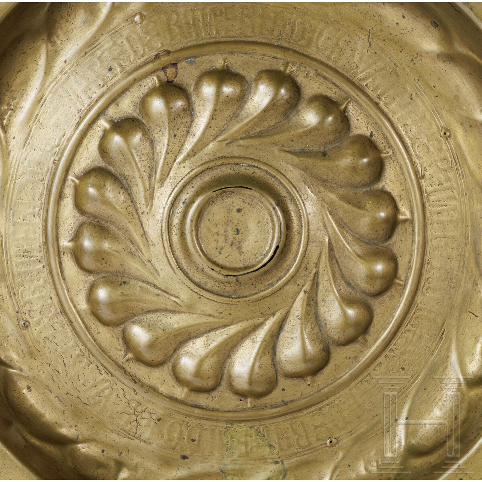 Beckenschlägerschüssel mit Fischblasendekor, Nürnberg, um 1500 - Bild 2 aus 3