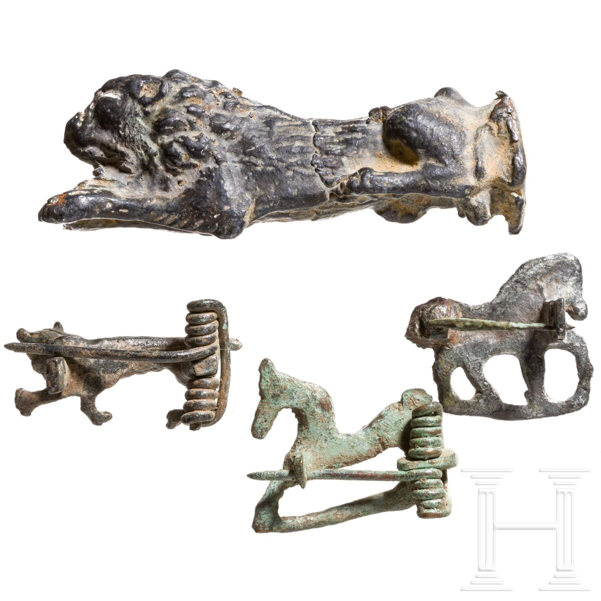 Drei Tierfibeln und eine Bleimodel in Löwengestalt, römisch, 2. - 3. Jhdt. n. Chr. - Image 2 of 2