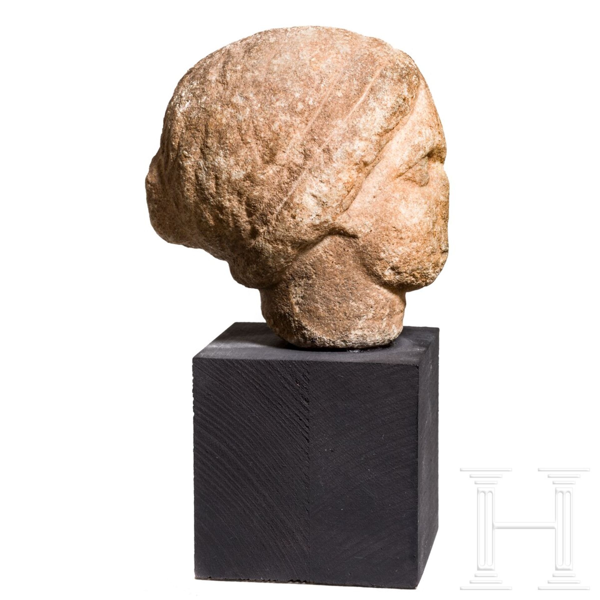 Marmorköpfchen einer Frau mit Kekryphalos, griechisch, 4. Jhdt. v. Chr. - Bild 3 aus 5