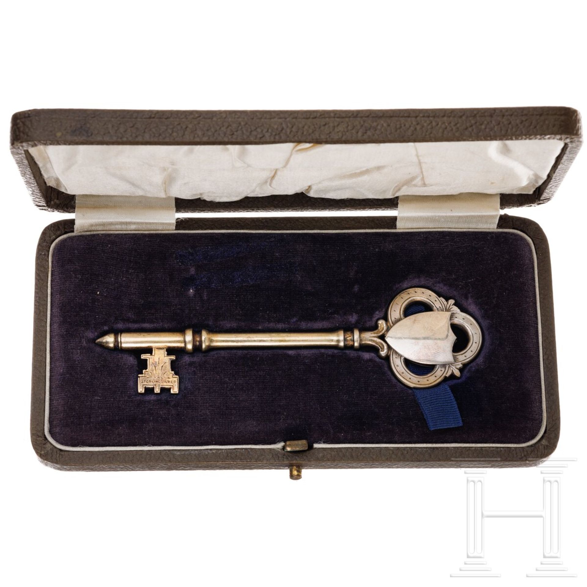 Silberner Zeremonialschlüssel, England, datiert 1930 - Bild 2 aus 3