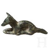 Bronzeplastik eines kauernden Hundes, römisch, 2. - 3. Jhdt.