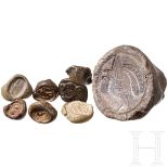 Fünf Abdrücke von Siegeln auf Ton, Tonmodel und Bronzepunze mit Raubvogel, griechisch, spätantik und