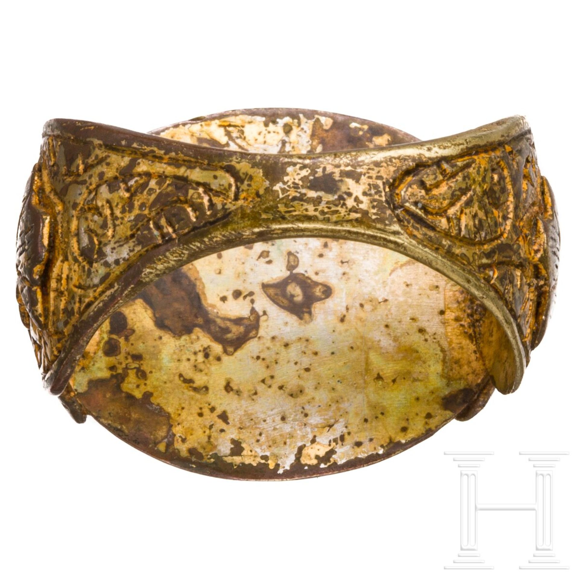 Verzierter und vergoldeter Bronzering mit beschriftetem Cabochon aus Karneol, frühsafawidisch, 16. J - Image 4 of 4