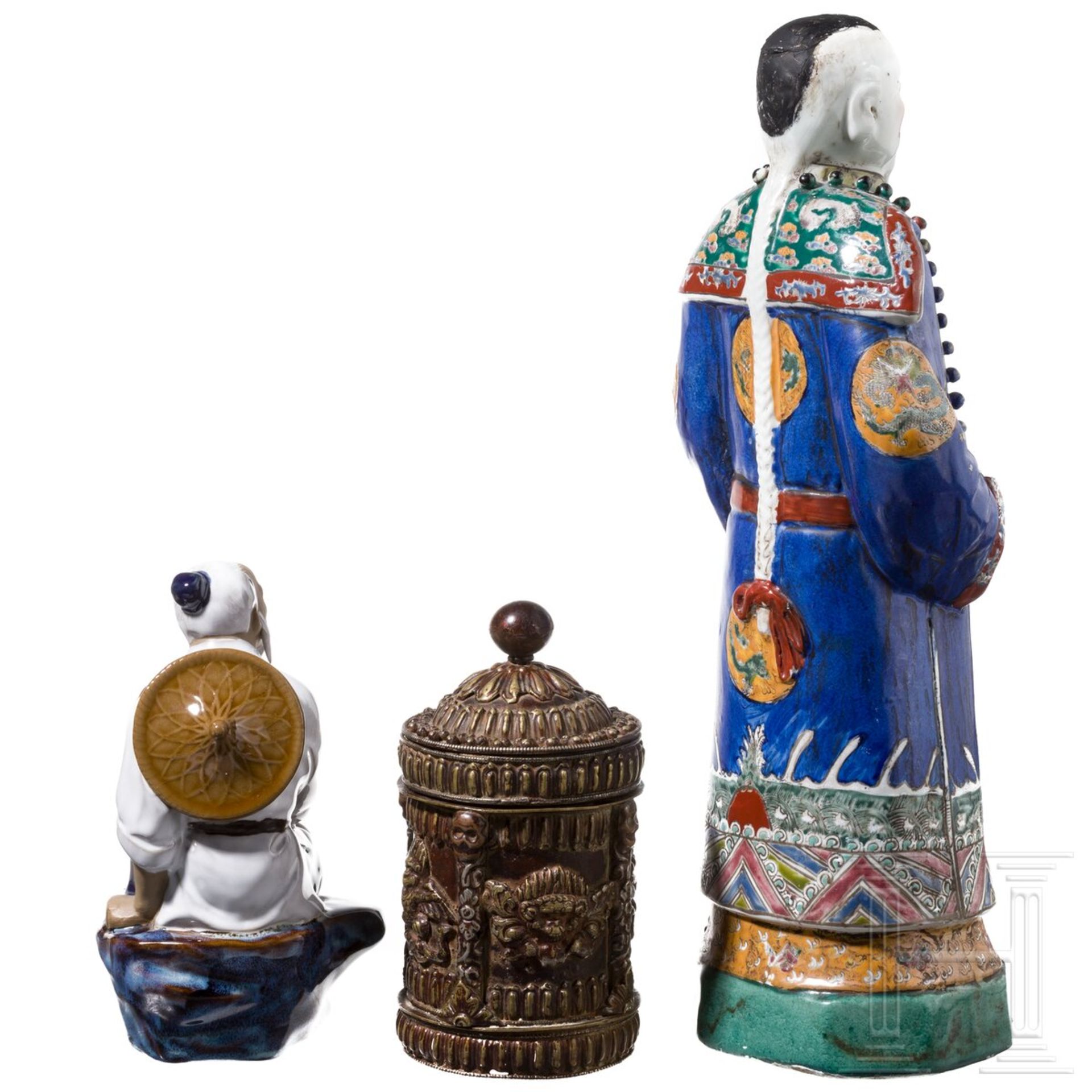 Zwei Porzellanfiguren, drei Dosen, ein Schriftrollenhalter und ein Lackbild, China, 20. Jhdt.  - Bild 3 aus 7