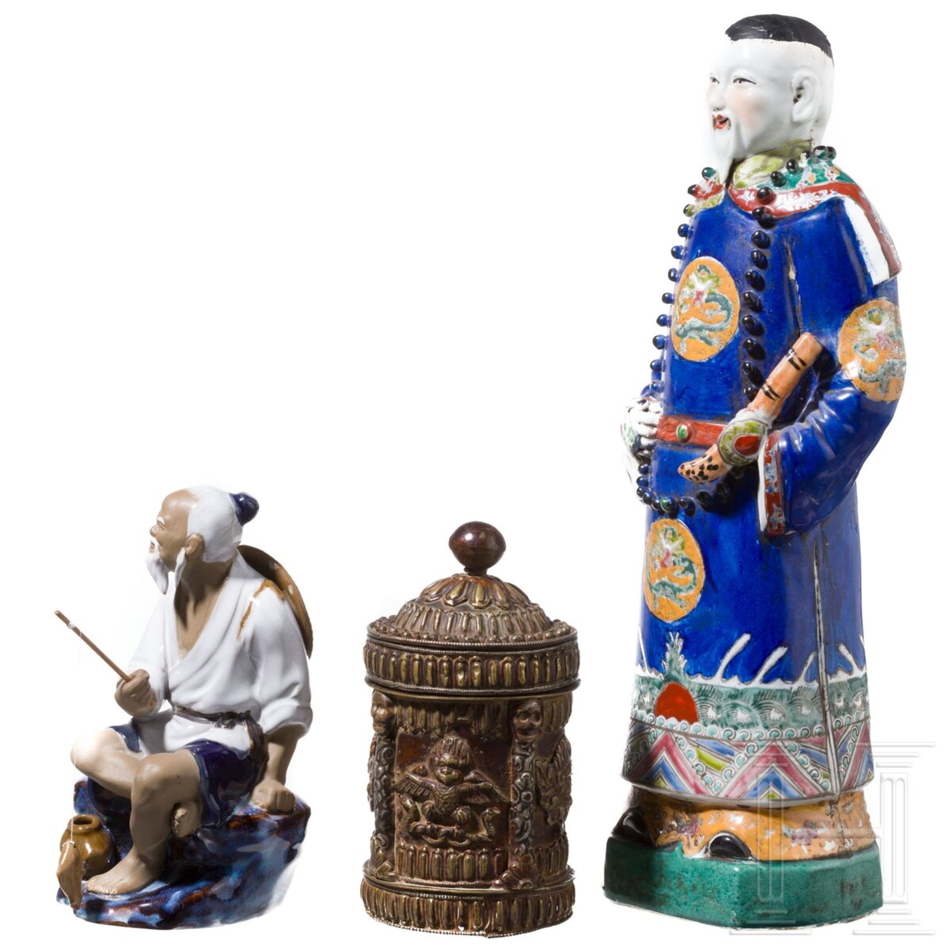 Zwei Porzellanfiguren, drei Dosen, ein Schriftrollenhalter und ein Lackbild, China, 20. Jhdt.  - Bild 2 aus 7